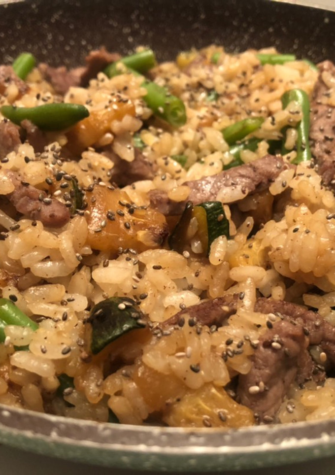 Una foto de Salteado de ternera y verduras con arroz