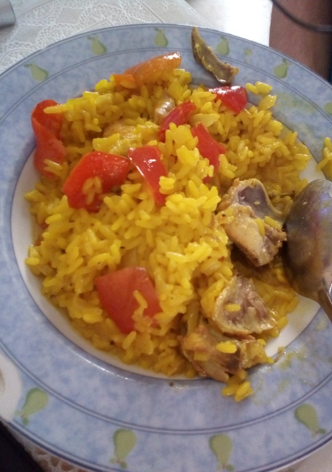 Una foto de Arroz brillante con pollo