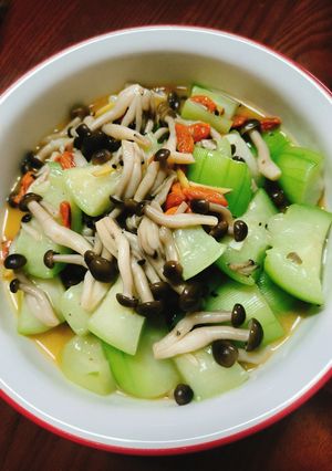 鴻禧菇燴絲瓜 的食譜成品照片