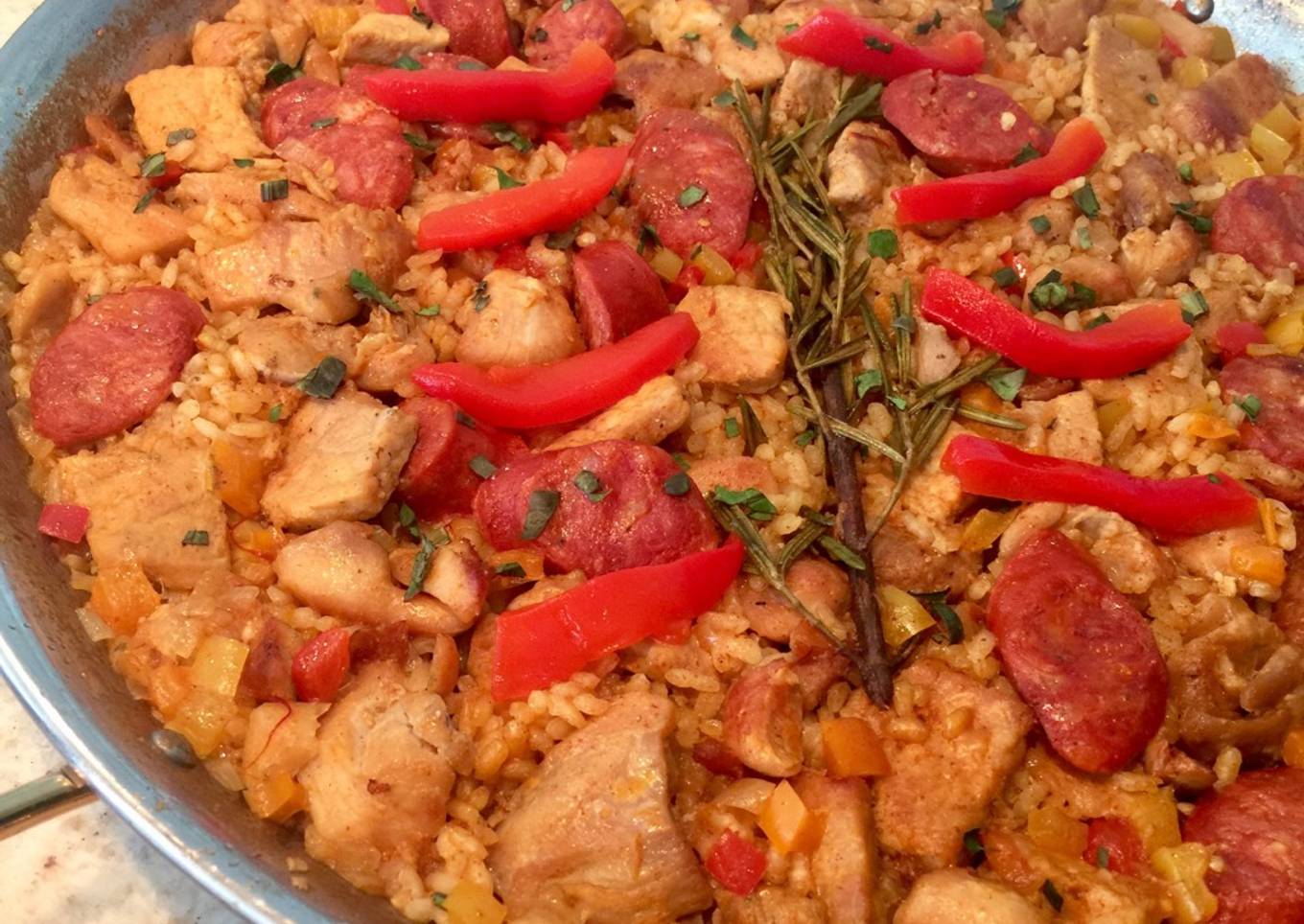 Paella de Pollo, Cerdo y Chorizo