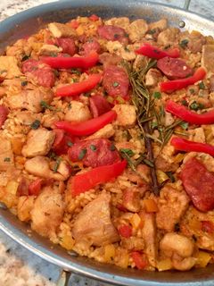 Una foto de Paella de Pollo, Cerdo y Chorizo