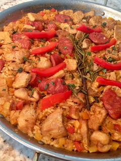 Una foto de Paella de Pollo, Cerdo y Chorizo
