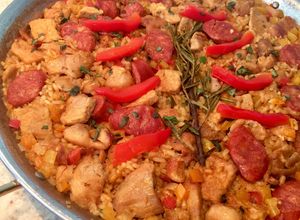 Una foto de Paella de Pollo, Cerdo y Chorizo