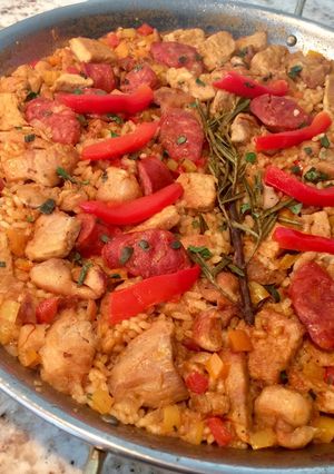 Una foto de Paella de Pollo, Cerdo y Chorizo