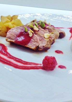 Foto di Petto d'anatra con salsa di lamponi, pùrè di patata americana e mela al tegame