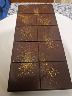 Una foto de Chocolate dubai relleno de crema de pistacho con tostarica