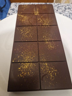 Una foto de Chocolate dubai relleno de crema de pistacho con tostarica