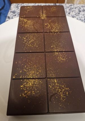 Una foto de Chocolate dubai relleno de crema de pistacho con tostarica