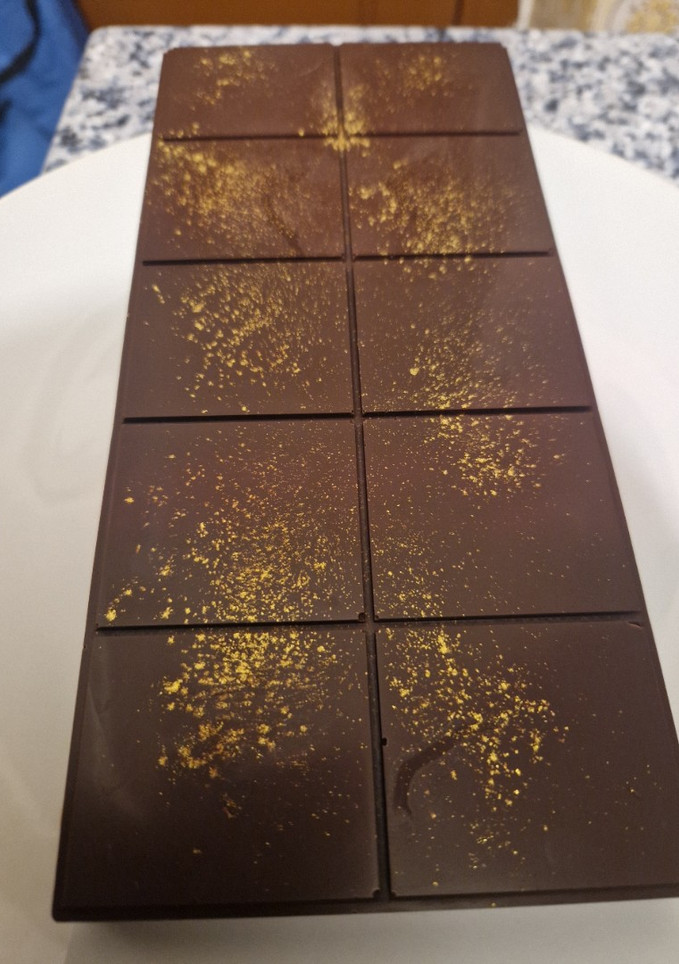 Una foto de Chocolate dubai relleno de crema de pistacho con tostarica