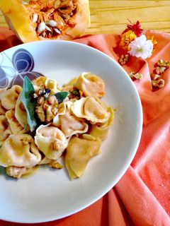 Foto di Tortelli di zucca alla salvia e noci