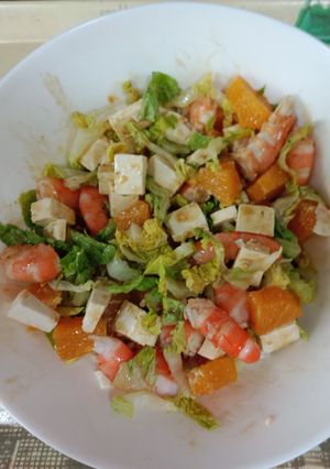 Una foto de Ensalada de langostinos y naranja