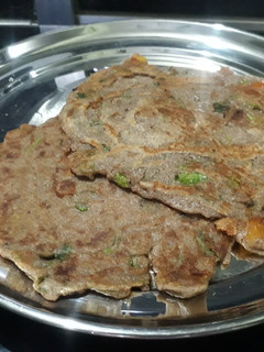 कुट्टू और सिधाडे का आटा के का चीला (kuttu aur singhare ka atta ke cheela recipe in Hindi) रेसिपी मुख्य फोटो