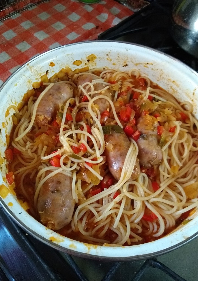 Una foto de Fideos de arroz con chorizos a la pomarola