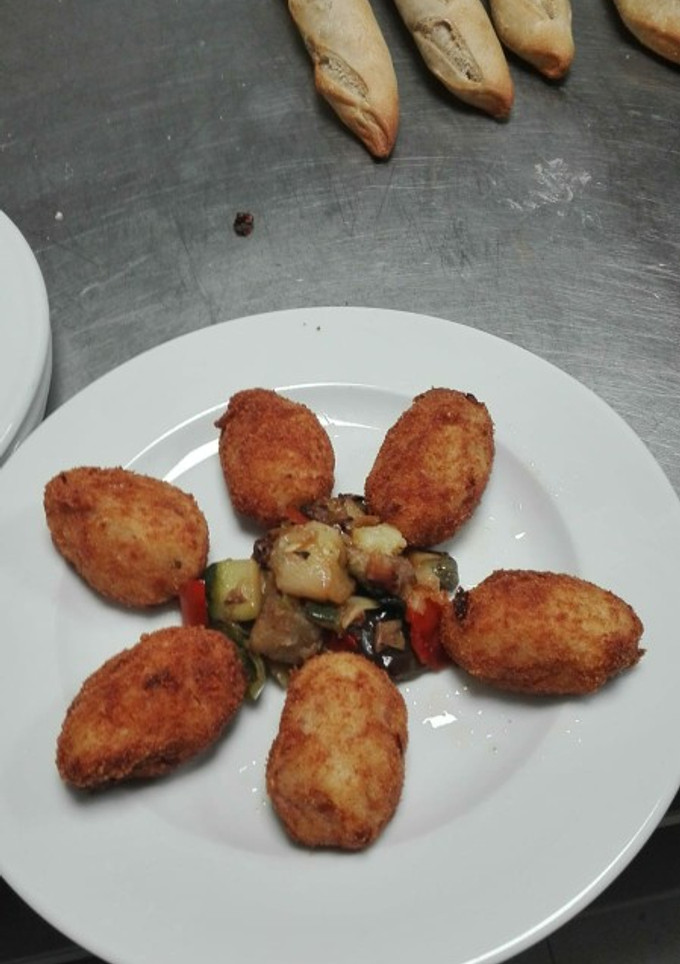 Una foto de Croquetas de pollo🐣🍗🍸😋