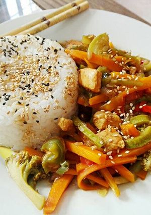 Una foto de Chop suey de pollo con arroz