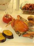 Cangrejos con tomates rellenos y bolitas de cangrejo
