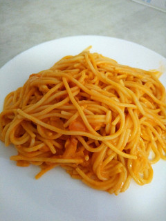 Una foto de Spaghetti con langostinos, bacon y curry