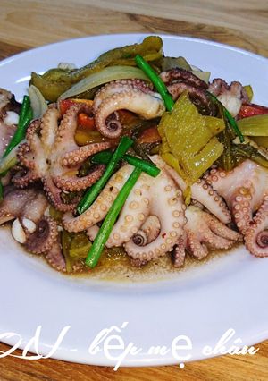 Hình của món Bạch tuộc xào cải chua.