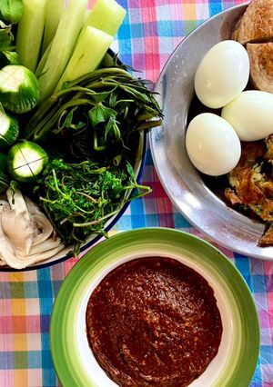รูปของ น้ำพริกตาแดงมะแขว่นปลาย่าง🌶️🧄ทานกับชะอมไข่ 🥚ไข่ต้ม และหมูยอเซเว่น😅