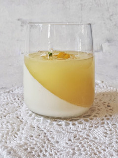 A picture of Panna cotta e crema al limone.