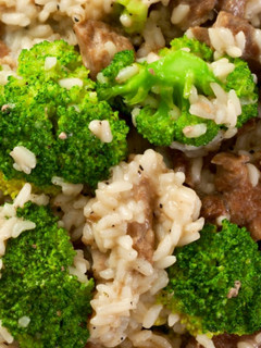Una foto de Arroz con brócoli y pollo