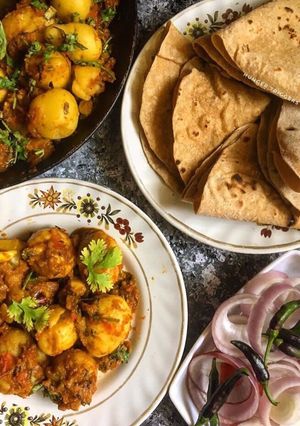 A picture of Dum Aloo.