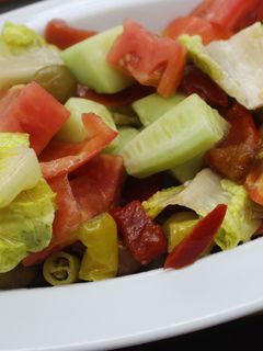 Una foto de Ensalada con guindillas en vinagre