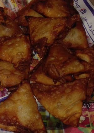 A picture of Chicken samosa and roll.