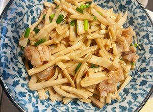 Hình của món Củ cải khô xào thịt heo ba chỉ.