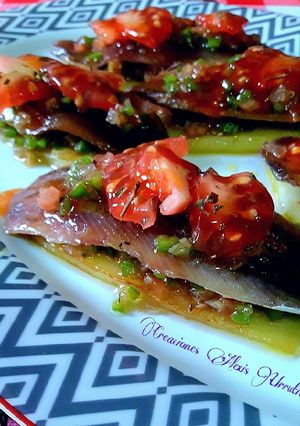 Una foto de Boquerones marinados en sal granulada picante