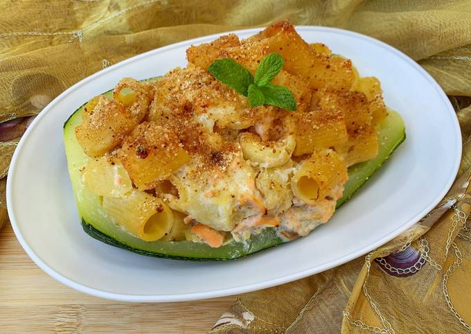 Pasta con zucchine e salmone in barchetta