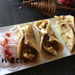 A picture of Veg kheema mini bundle wraps.