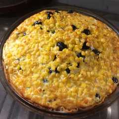 A picture of Quiche de choclo y aceitunas a la mantequilla.