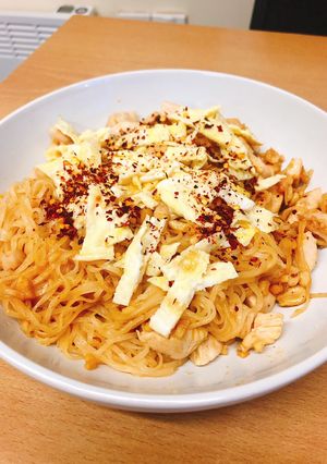 รูปของ ผัดไทในอังกฤษ ฉบับกินแบบตามมีตามเกิด