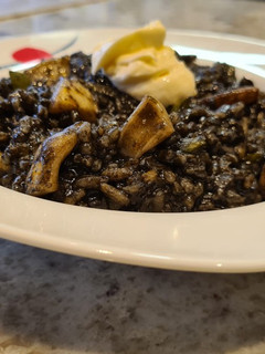 Una foto de Arroz negro con alioli