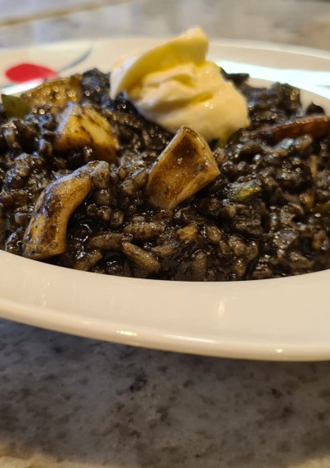 Una foto de Arroz negro con alioli