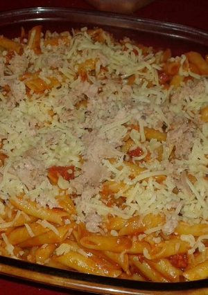 Una foto de Macarrones tomate chorizo y atún listo para gratinar!!
