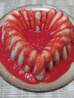 Una foto de Panna cotta de arándanos con salsa de fresas 🍓