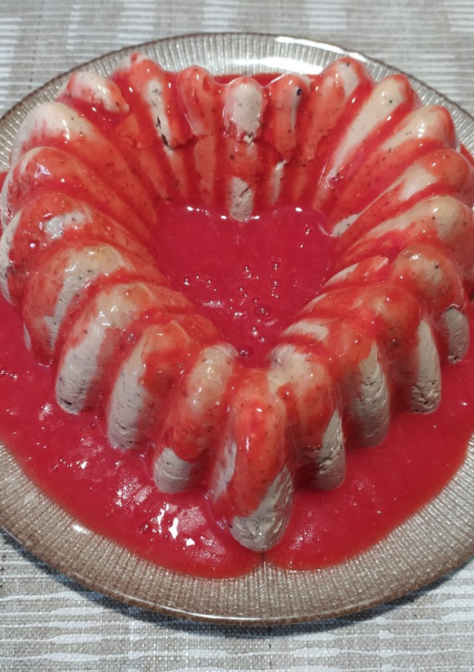 Una foto de Panna cotta de arándanos con salsa de fresas 🍓