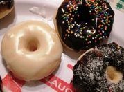 Una foto de donas con levadura seca