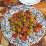 Ensalada de tomate, bonito y aceitunas
