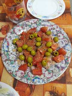 Una foto de Ensalada de tomate, bonito y aceitunas