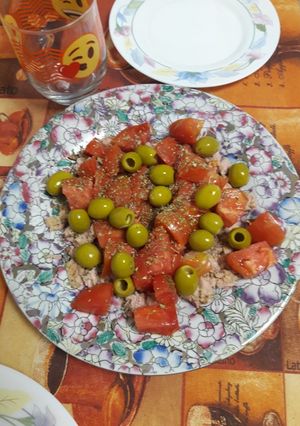 Una foto de Ensalada de tomate, bonito y aceitunas