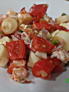 Una foto de Ceviche de palmitos y gambones