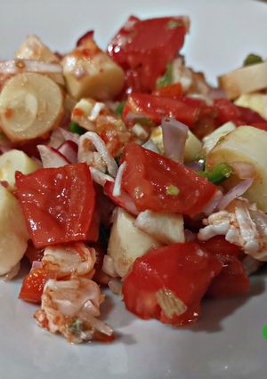 Una foto de Ceviche de palmitos y gambones