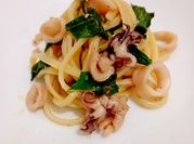 Una foto di olio evo salvia