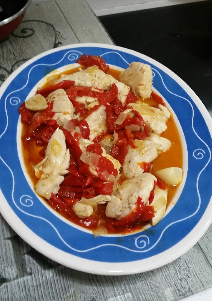 Una foto de Pollo con pimientos asados