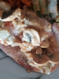 Una foto de Pechuga de pavo en salsa cremosa de champiñones