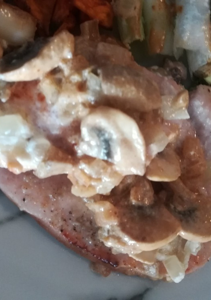 Una foto de Pechuga de pavo en salsa cremosa de champiñones