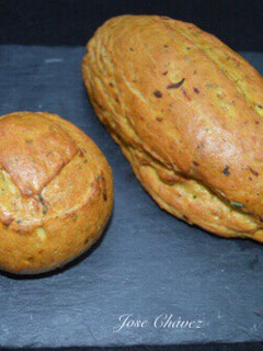 Una foto de Pan de tomate y hierbas aromáticas